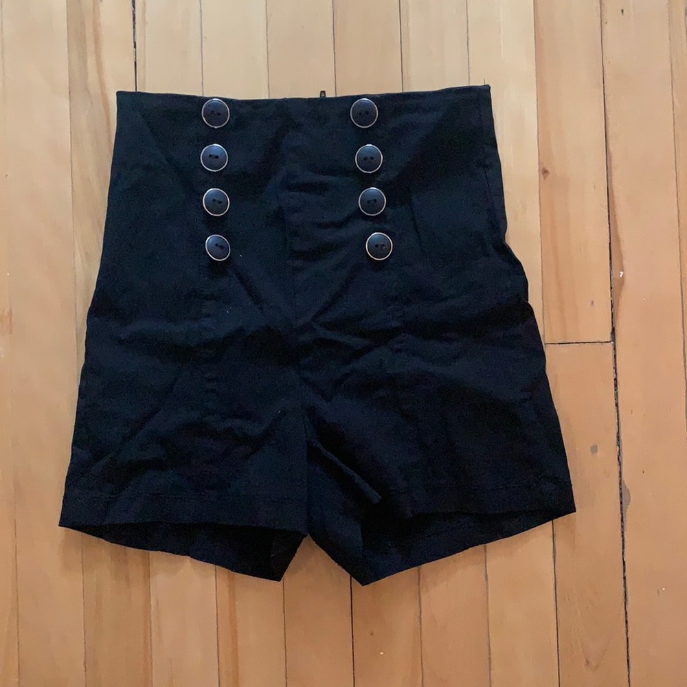 2 B CLOTHING- high waisted shorts
